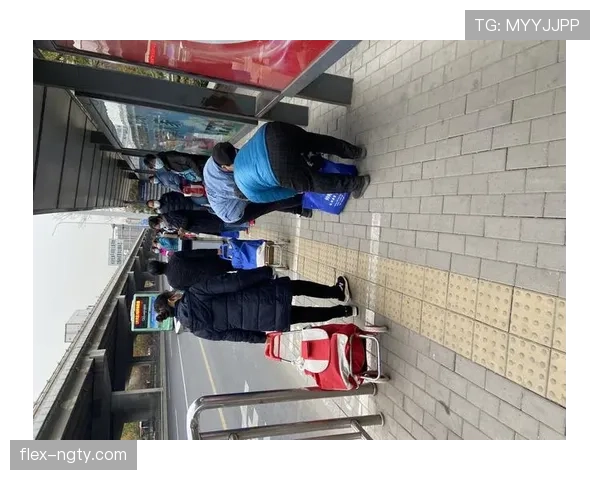 姚明的日常像两张明暗对照图：一边是豪宅早餐，一边是楼下排队买菜的阿姨